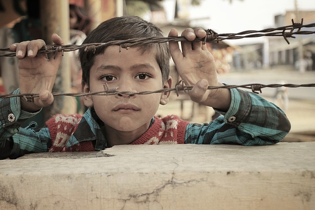 indický chlapec za plotem