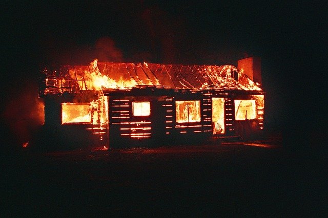 hořící dům