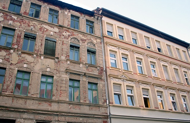opravený a neopravený dům