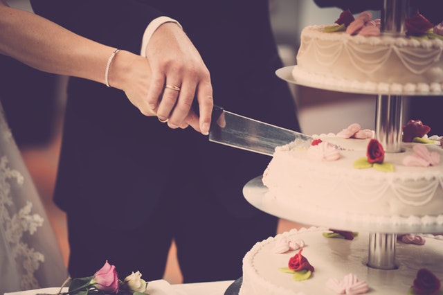 manželé krájí vícepatrový dort